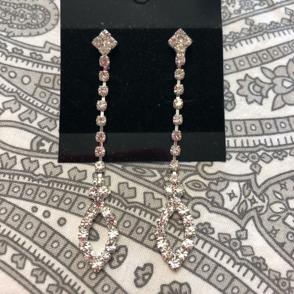 ⬇️ 🌴5 for $20🌴 simple rhinestone with tear drop - Picture 2 of 4